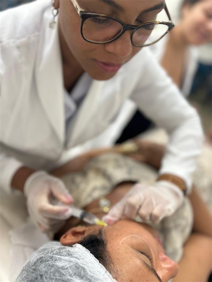 Aplicação de skinbooster para hidratação profunda